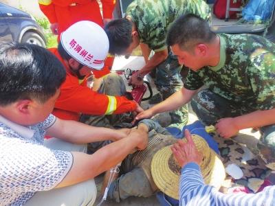 男子遭旋耕机犁头咬腹命 消防救援3小时