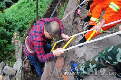 新手倒车坠下堡坎 九龙坡消防紧急救援