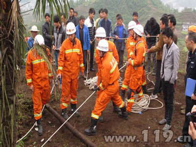 八旬老人跌落60米溶洞 贵州消防紧急救援