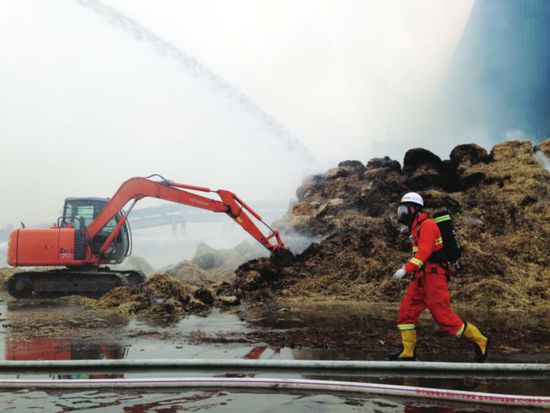 化工厂“爆炸火雨”殃及电厂储料库