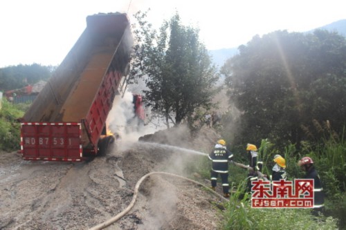 货车“触电”着火 华安消防及时扑救