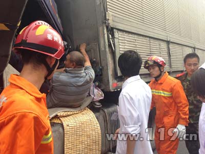 沪昆高速两车追尾3人被困 柯城消防救援