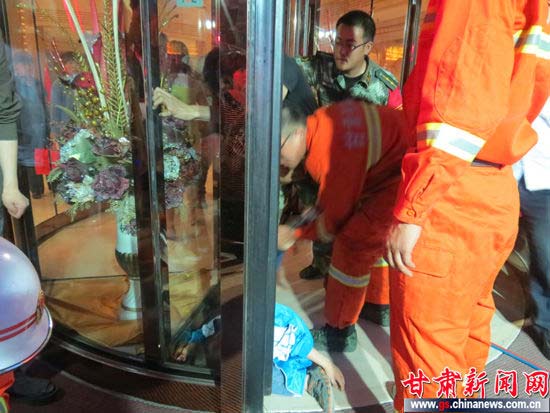 兰州一儿童被旋转门夹手 消防成功施救
