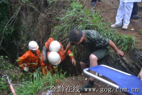 中学生摘枇杷坠入天坑被困 消防成功营救