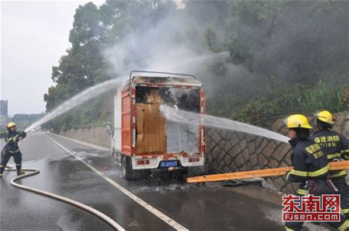 小货车“后背”冒火 厦门消防迅速扑灭