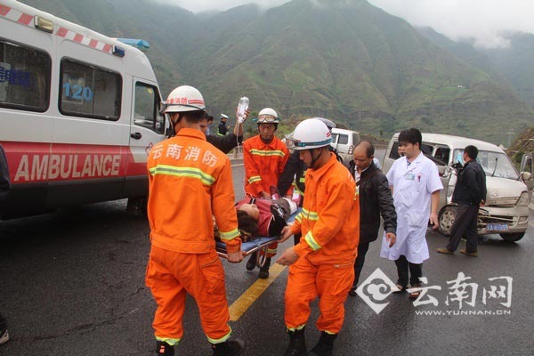 高速大雨致两车相撞 昭通消防救出被卡老人