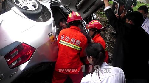 雨中车祸老人被困 关口消防火速救援