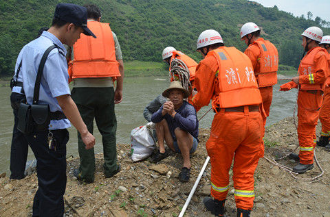 湖北竹山电站泄洪老人被困 消防快速营救