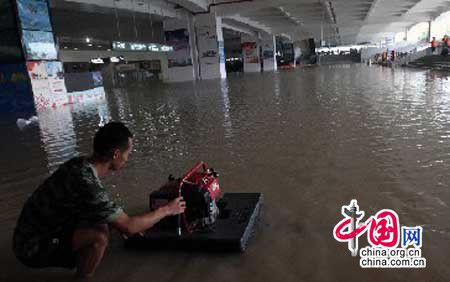 台风致厦门市多地暴雨 百余消防员施救