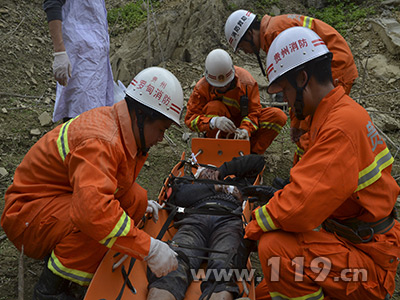 三轮车失控甩出3人 贵州罗甸消防急救