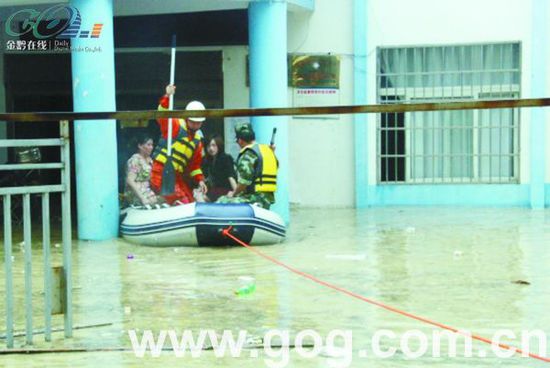 大水淹了沿河医院消防橡皮艇营救出17人