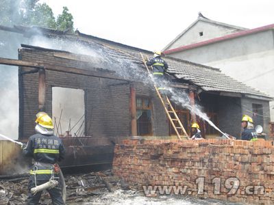 灶台余火烧房村邻救老人 扬州消防排险