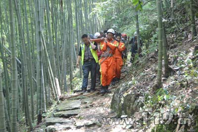 七旬老人登山摔伤左腿 消防单架抬下山