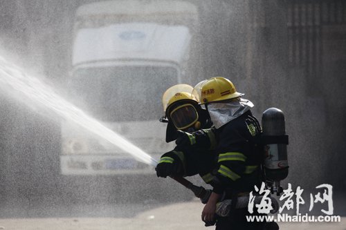 冷冻厂氨气发生泄漏　消防紧急冲水稀释