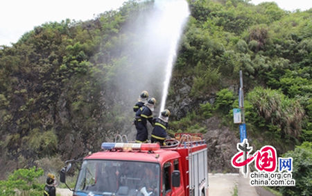 路人发现山火及时报警 消防堵截火势蔓延