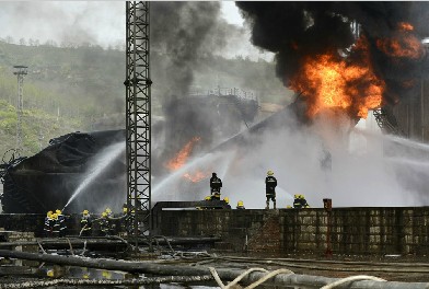 延安一炼油厂闪爆 油罐明火已被扑灭