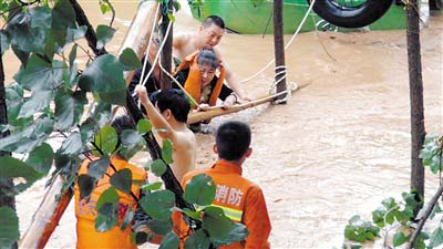 山洪袭来客车被淹 村民消防车顶上救援