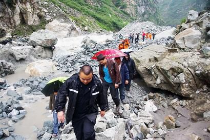 隧道前洪水断路 消防排人墙紧急营救