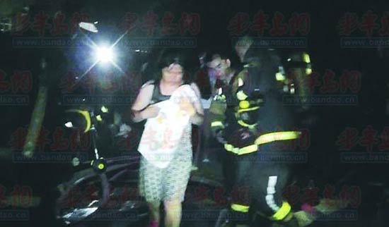 储藏室里起大火 消防队员抱出两岁男婴