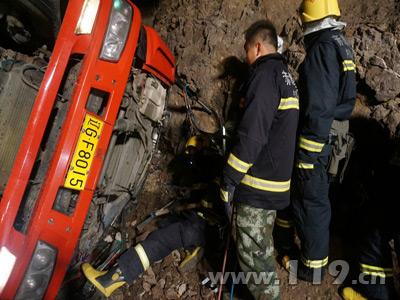 半挂车深夜侧翻在路基下 赤峰消防成功救援