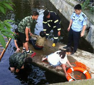 女子跳河只因与丈夫吵架 海宁消防急救