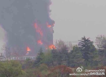 如皋化工厂爆炸5死3失踪 铲车搬运尸体