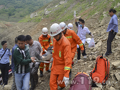 三轮车失控甩出3人 贵州罗甸消防急救