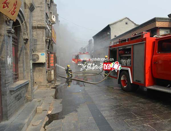 河北保定西大街一门店着火 消防紧急救援