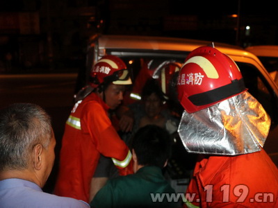 凌晨酒驾撞车反遭难 宜昌消防紧急救援