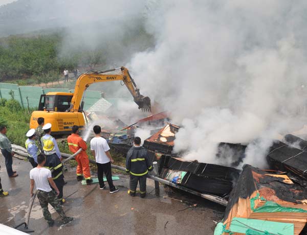 货车爆胎失控冲入沟内 怀远消防及时扑救