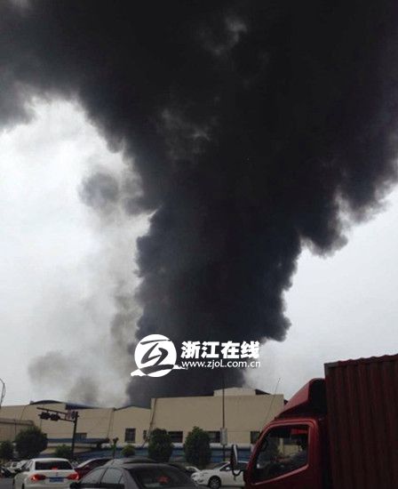 浙江萧山印染厂大火疑机器爆炸起火