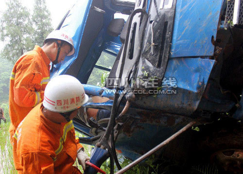 货车倒车翻下山坡 当地消防及时救援