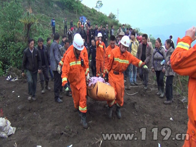 八旬老人跌落60米溶洞 贵州消防紧急救援