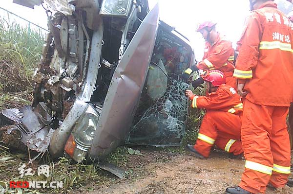 常吉高速：雨天路滑一小车失控致1死2重伤