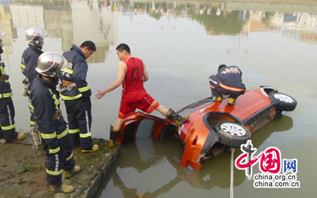 轿车离奇“投河” 消防搜索无人员被困