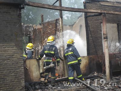 灶台余火烧房村邻救老人 扬州消防排险
