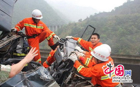 京港澳高速多车连环追尾致3死2伤