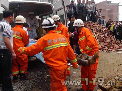 地基泥土塌陷两人被埋 贵州消防全力营救