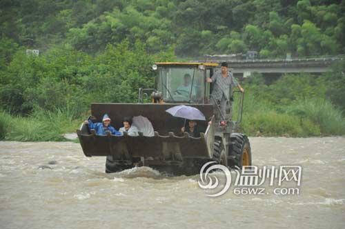 永嘉楠溪江暴雨引发山洪 3名菜农被困孤岛