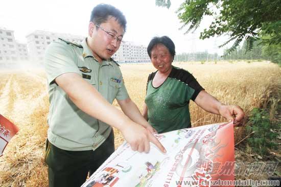 消防人员田间讲防火 确保麦收消防安全