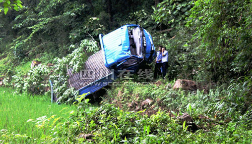 货车倒车翻下山坡 当地消防及时救援