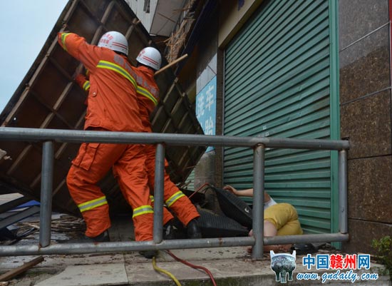 店面招牌掉落砸倒男子 赣州消防紧急救援