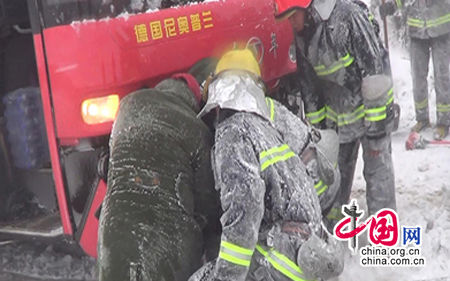 五台山景区突降雨雪近百名外籍游客被困