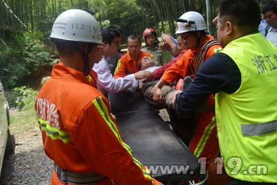 七旬老人登山摔伤左腿 消防单架抬下山