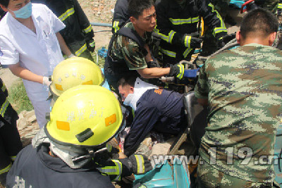 货车撞断护栏翻下路基 湖州消防破拆救人