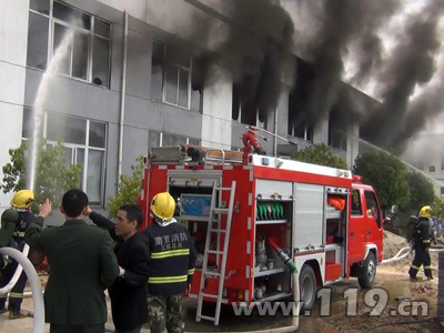 南京一厂房突发大火两个消防中队联合扑灭