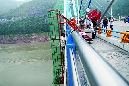 女子感情纠纷跳桥轻生 民警消防劝说成功