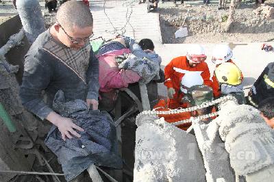 水泥搅拌机卡住工人手臂 乌市消防急救