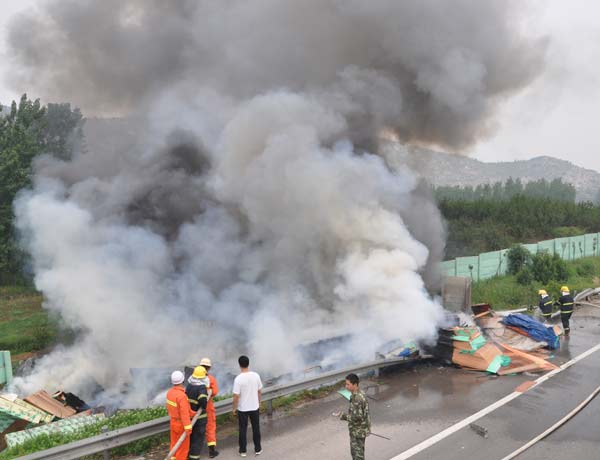 货车爆胎失控冲入沟内 怀远消防及时扑救