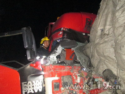 两货车深夜追尾1死1伤 淮安消防紧急营救